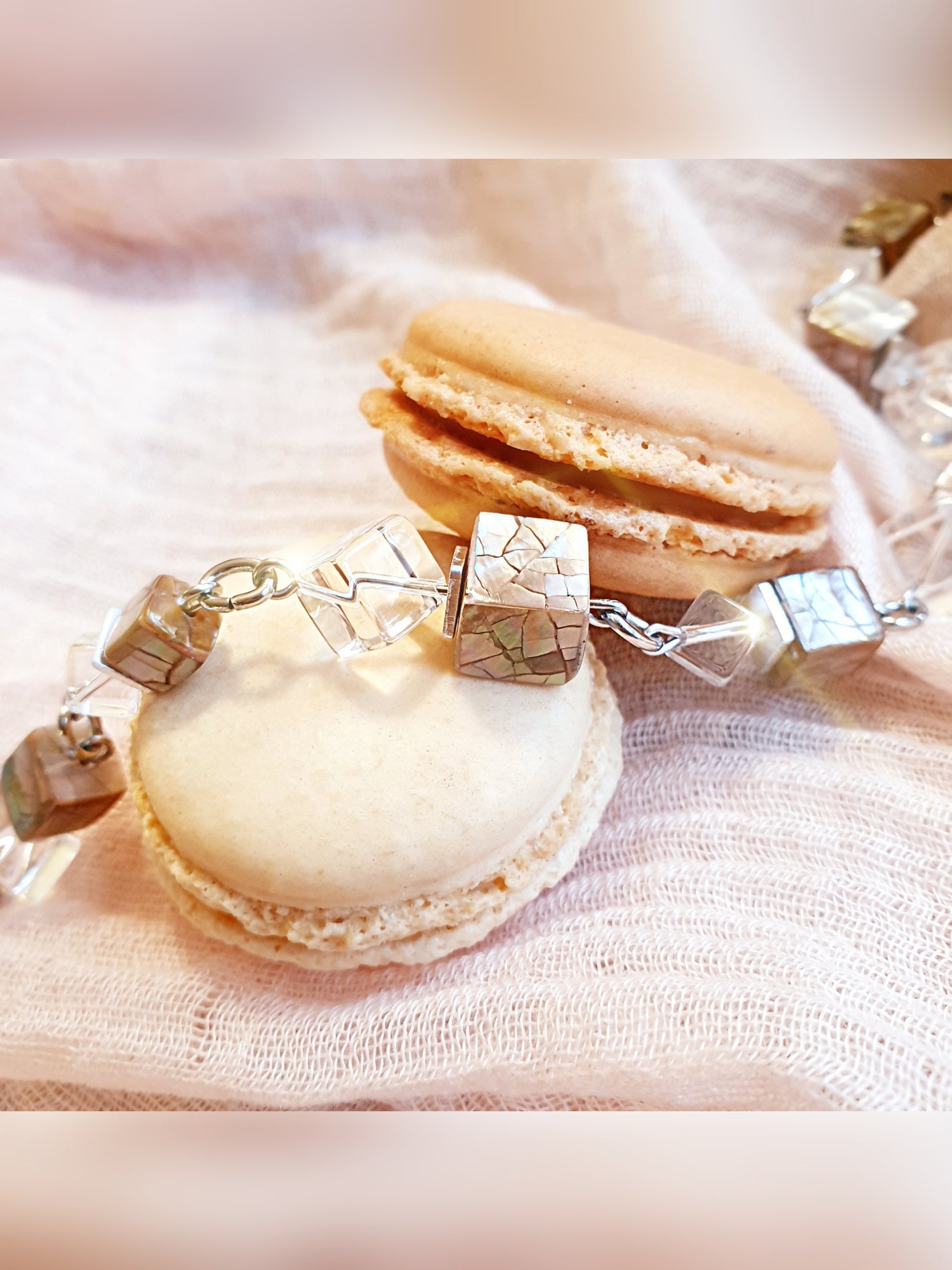 Zierliches Armband mit apricot farbenen Perlmutt- und klaren Bergkristallwürfeln